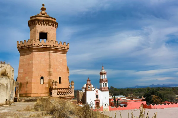 Башня на крыше Jaral de berrio — стоковое фото