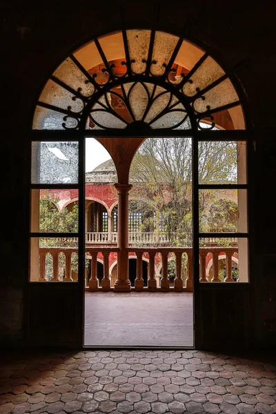 Meksika anbandoned Ortaçağ hacienda İspanyolca kapıda kemerli — Stok fotoğraf