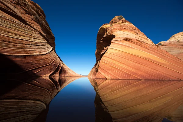 Cliffs reflecting in the water surface in the wave arizona — Stock Photo, Image