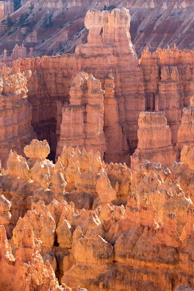 Formaciones rocosas creadas por la erosión en el cañón de Bryce utah — Foto de Stock