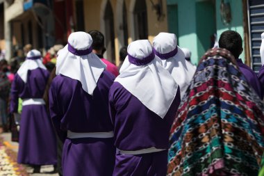 geleneksel mor şapkası kutsal hafta Guatemala'da erkekler 