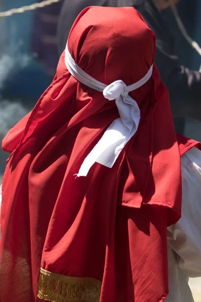 Cubierta de cabeza religiosa roja — Foto de Stock