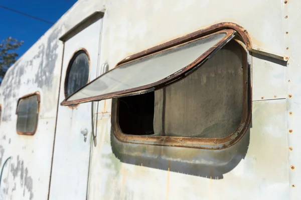 Vintage abandonné remorque fenêtre gros plan — Photo