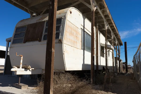 Remolque abandonado casa bajo techo en Bombay playa california — Foto de Stock