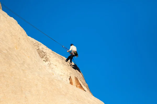 Bergsteiger stürzt Felswand im Joschua-Baum-Nationalpark hinab — Stockfoto