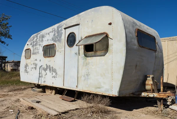 Vintage abandoned trailer in bomay beach salton sea california u — Stock Photo, Image