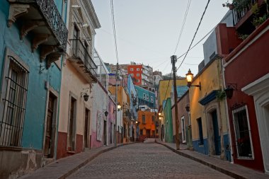 alacakaranlıkta guanajuato şehirdeki sokak