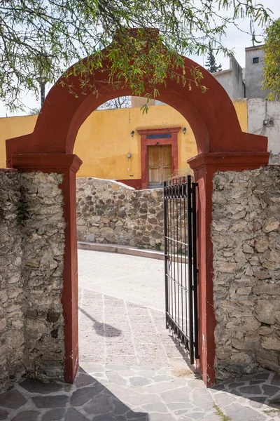 Gebogen gate in Mexico — Stockfoto