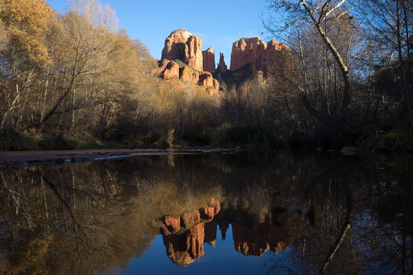Cathedral rock by Sedona Arizona reflecting into water — Stock Photo, Image