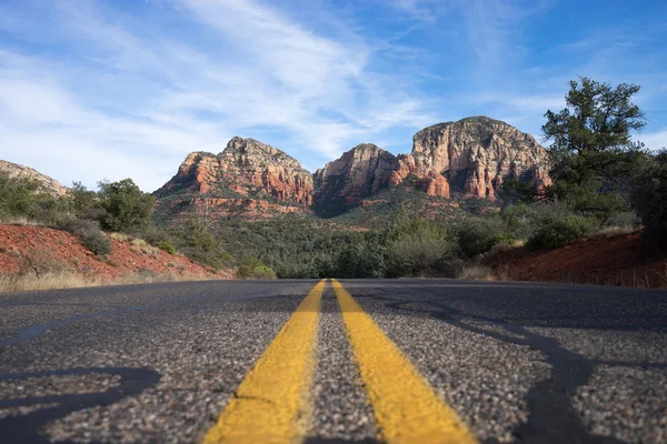 Road leading towards mountains in sedona arizona — Stock Photo, Image