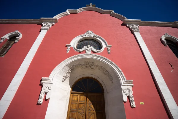 Entrada a la iglesia colonial en México — Foto de Stock