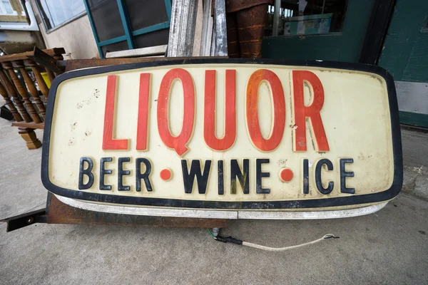 Vieux panneau de magasin d'alcool — Photo