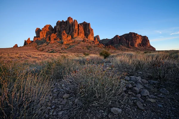 Sagebrush covered terrain with superstition mountains lit by sun — Stockfoto