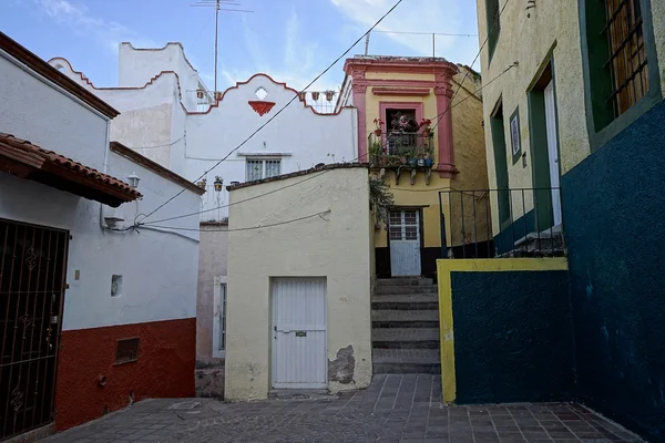 Rua estreita em guanajuato méxico — Fotografia de Stock