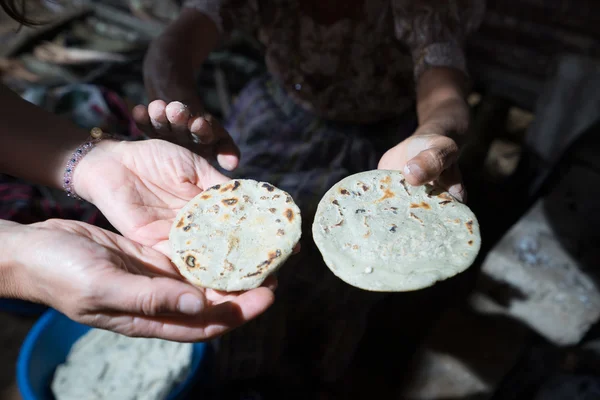 Руки тримають тортильї в Гватемалі — стокове фото
