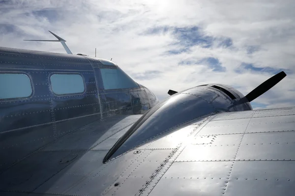 Avión con nubes en frente — Foto de Stock