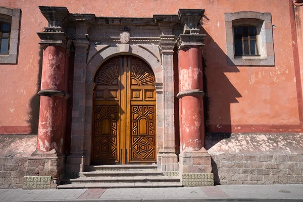 Carved wooden church door in mexico — Stock Photo, Image
