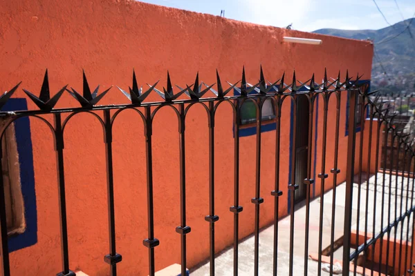 Les sommets pointus de clôture sont communs au Mexique protégeant contre les effractions — Photo