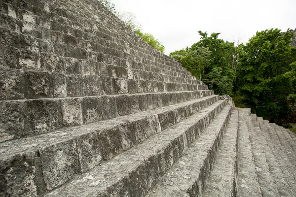 Antiguas escaleras piramidales — Foto de Stock