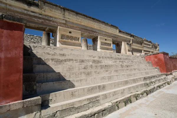 Escaleras que conducen al templo zapoteca en Mitla — Foto de Stock