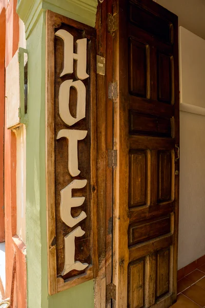 Señal de entrada del hotel rústico — Foto de Stock