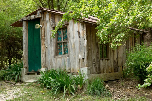 Rough built shack in the forest — Stock Photo, Image