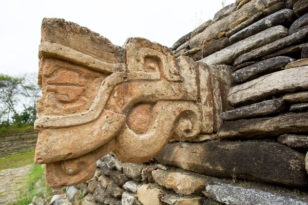 Maya piramit üzerinde taş ejderha kafa heykel — Stok fotoğraf