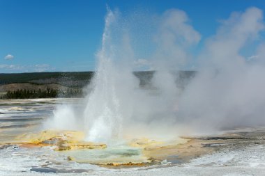 Gayzer yellowstone içinde patlayan