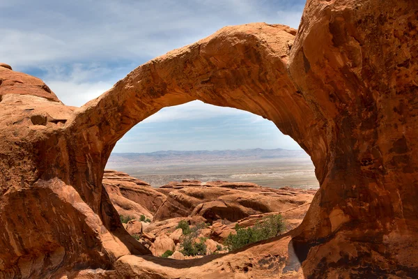 Landscape seen through upper Double O Arch — Stock Photo, Image