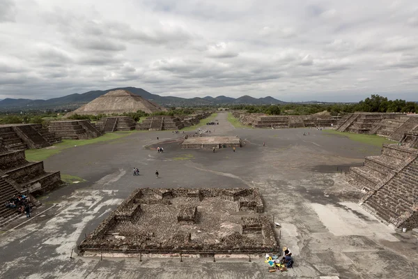 The Avenue of the Dead in Teotihuacan — Stock Photo, Image