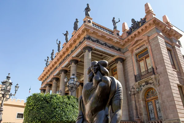 Statua davanti al teatro Juarez nella città di Guanajuato, Messico — Foto Stock