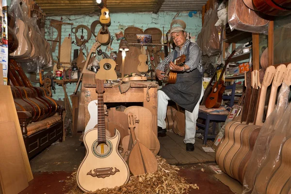 Guitar makers shop in Puebla, Michoacán, México — Foto de Stock