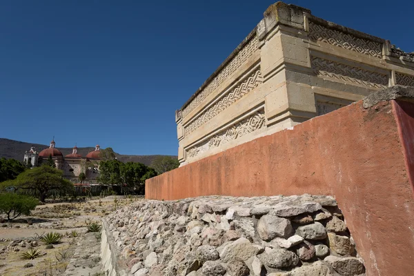 Ruine zapotèque et contraste entre église catholique à Mitla, Mexique — Photo