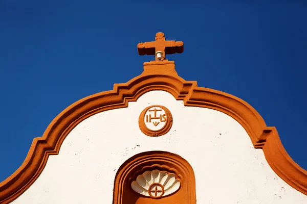 Cruz cristã no topo da igreja — Fotografia de Stock