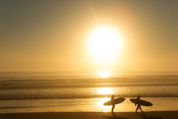 Surfers on the beach — Stock Photo, Image