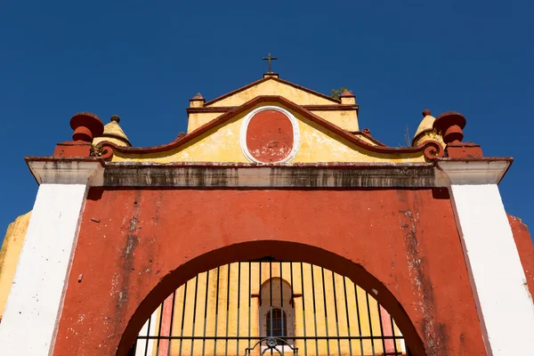 Medeltida spanska kyrkans fasad — Stockfoto