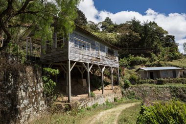 Honduras kirişler üzerine terk edilmiş konut inşa