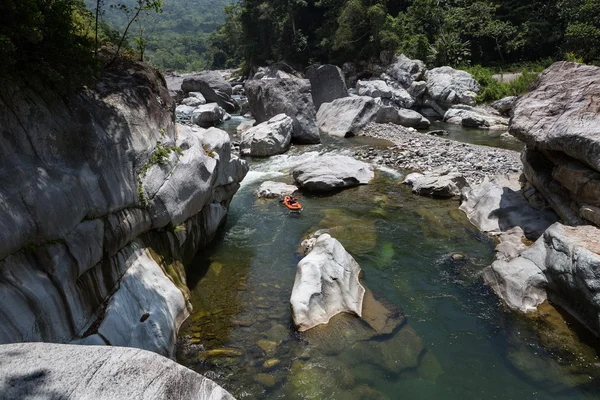 Kayakiste sur la rivière cangrejal dans le parc national pico bonito hond — Photo