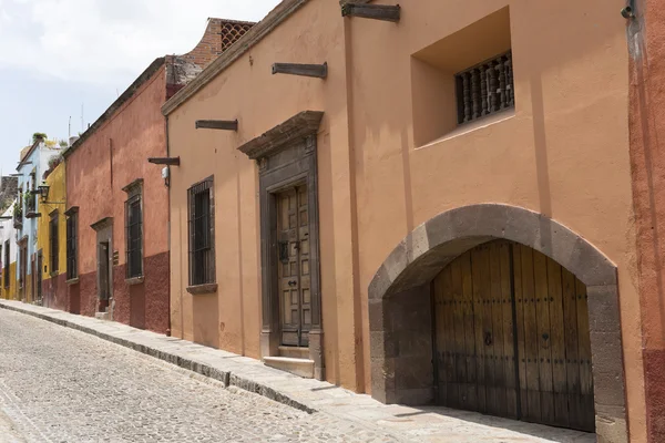 Calle adoquinada con casas coloniales en México — Foto de Stock