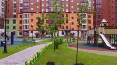 Şehirde çocuk parkı işletiyor. Parktaki bahçedeki renkli oyun parkı.