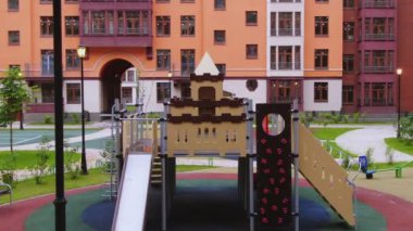 Şehirde çocuk parkı işletiyor. Parktaki bahçedeki renkli oyun parkı.