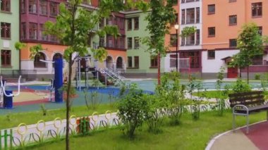 Şehirde çocuk parkı işletiyor. Parktaki bahçedeki renkli oyun parkı.