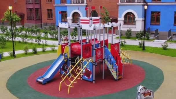 Publica parque infantil na cidade. Parque infantil colorido no quintal do parque. — Vídeo de Stock