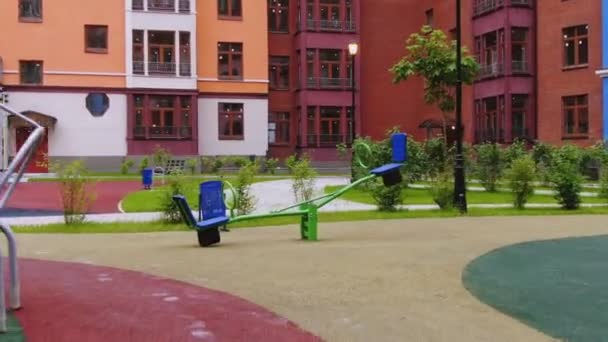 Öffentlicher Spielplatz in der Stadt. Bunter Spielplatz auf Hof im Park. — Stockvideo