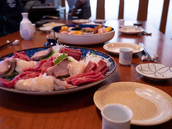 A mesa que está sendo posta para um jantar tradicional de anos novos no Japão — Fotografia de Stock