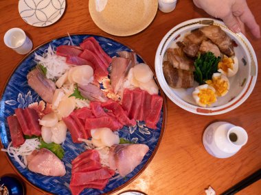 Masa geleneksel yeni yıl yemeği için Japonya 'da hazırlanıyor.