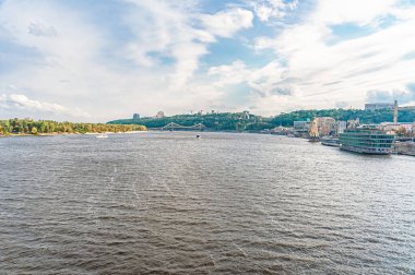 Dnipro Nehri 'nin panoramik manzarası, yaya parkı köprüsü ve St. Nicholas Wonderworkeron Kilisesi' nin deniz manzarası. Kyiv, Ukrayna