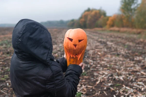 Witch Black Robe Stands Deserted Field Halloween Lamp Jack Lantern — Stock Photo, Image