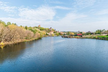 Rostavitsya Nehri kıyısındaki Buky Peyzaj Parkı 'ndaki evler ve ağaçlar. Ukrayna.