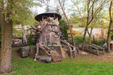 Efsanevi bir meşe ağacı heykeli ve Puşkin 'in masalındaki diğer muhteşem karakterler. Buky Peyzaj Parkı, Ukrayna 'da Peri Masalları Ormanı